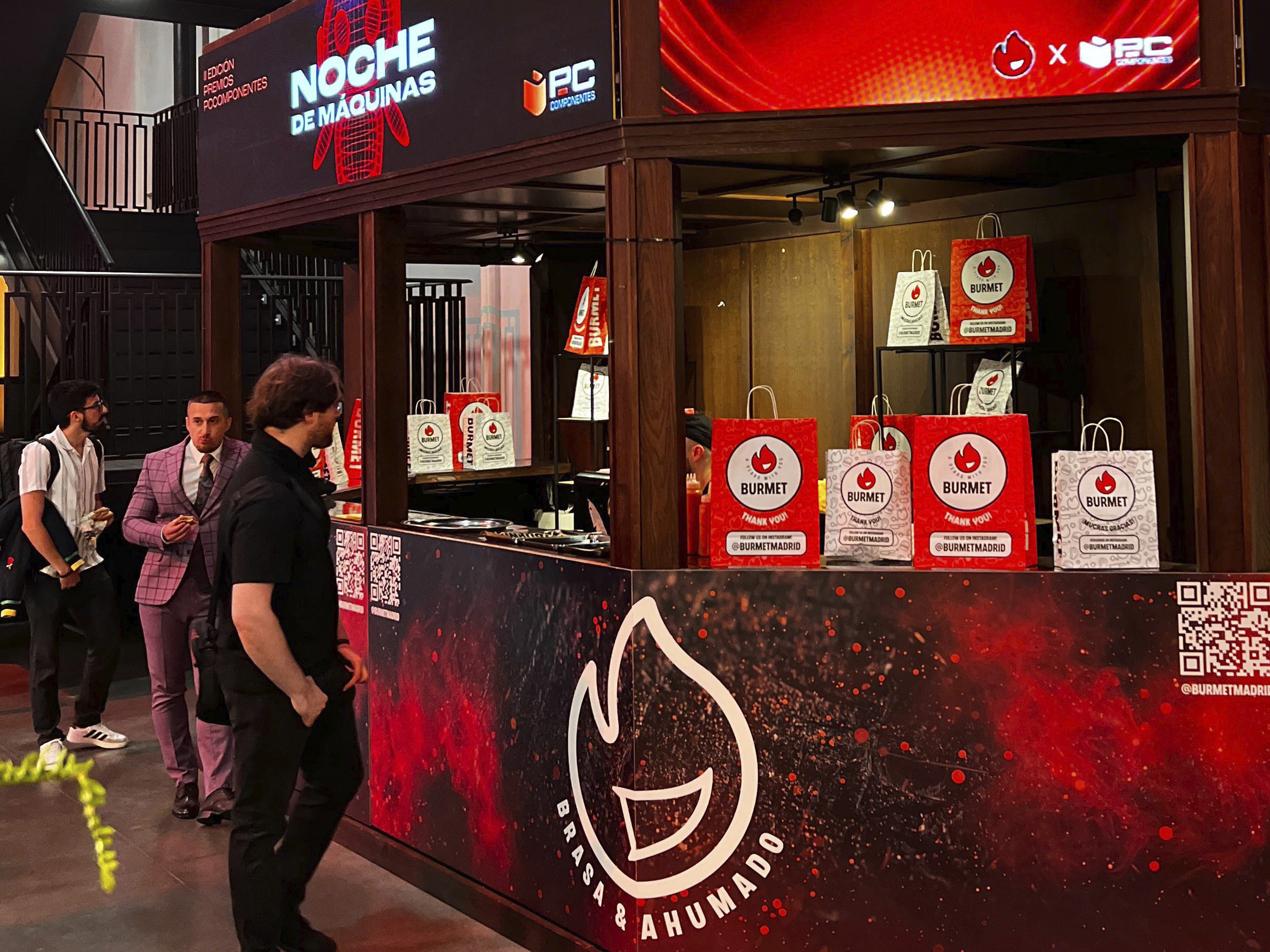 Stand de Burmet con el logotipo aplicado a gran formato