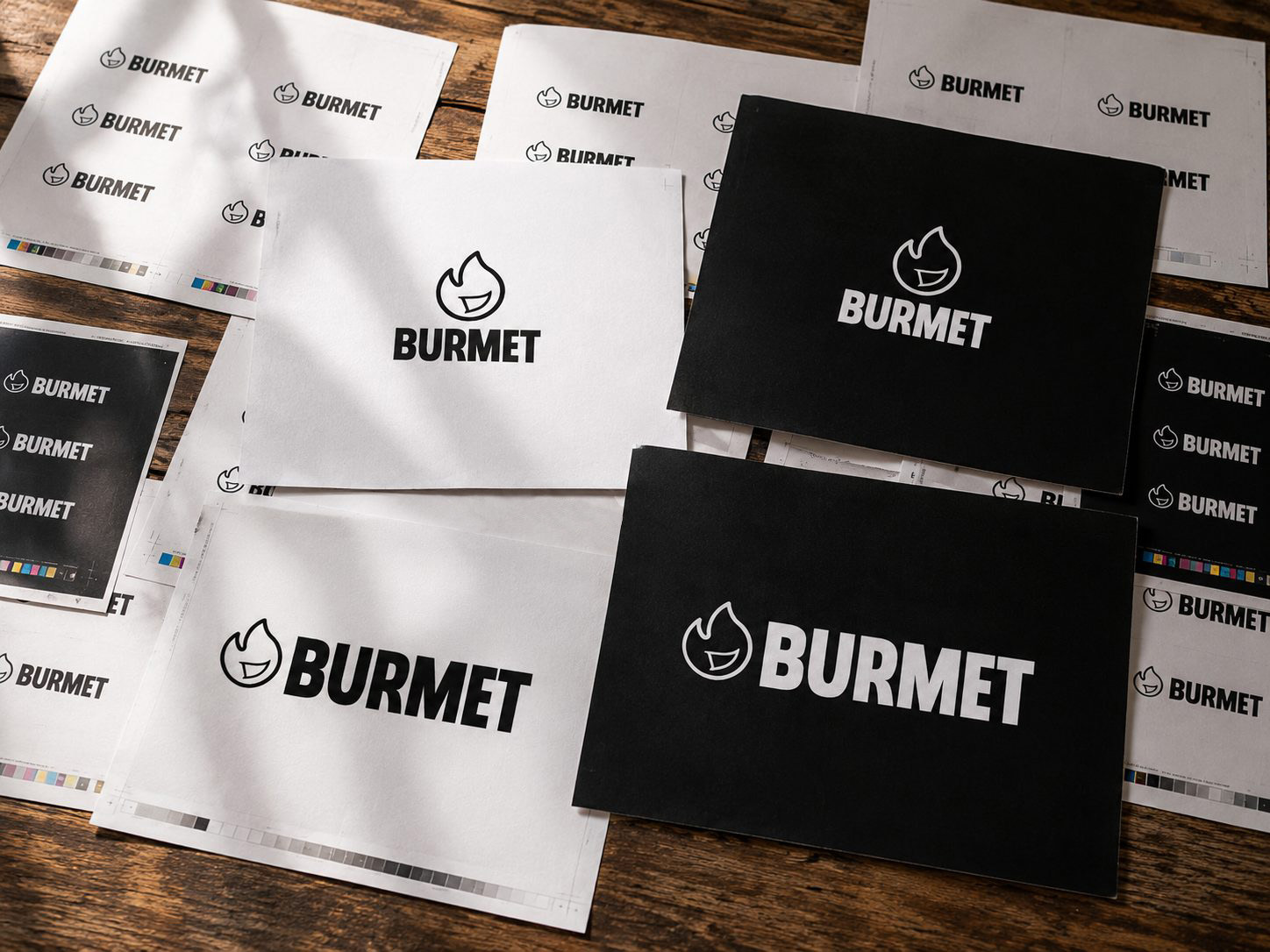Variantes en blanco y negro del logotipo