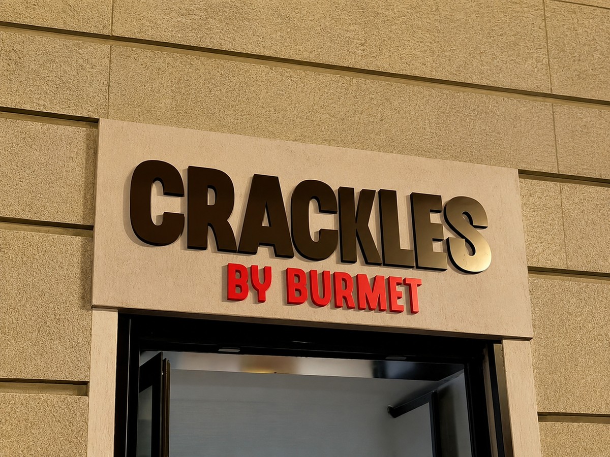 Rótulo de Crackles by Burmet en la fachada del local